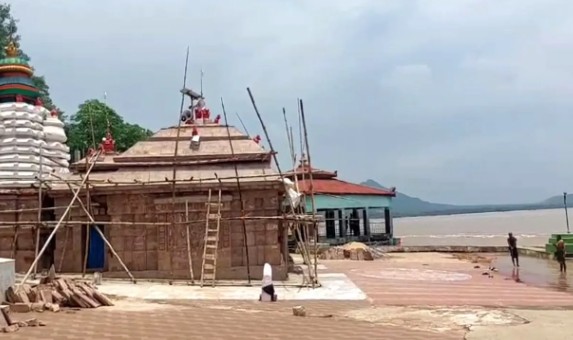 First Floodwater Reaches Bhattarika Temple as Rising Mahanadi Raises Flood Concerns
